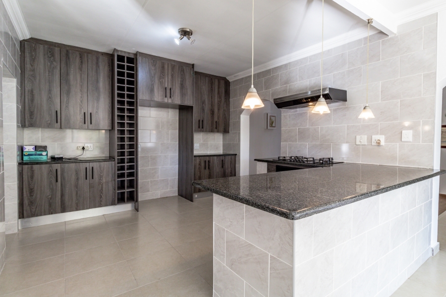 5 Bedroom Property for Sale in Zwartkop Gauteng