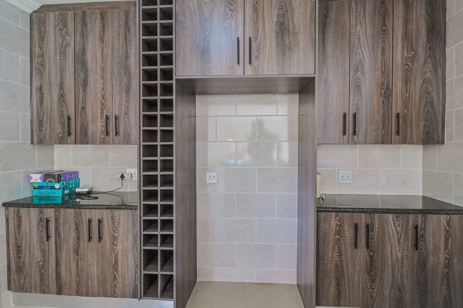 5 Bedroom Property for Sale in Zwartkop Gauteng