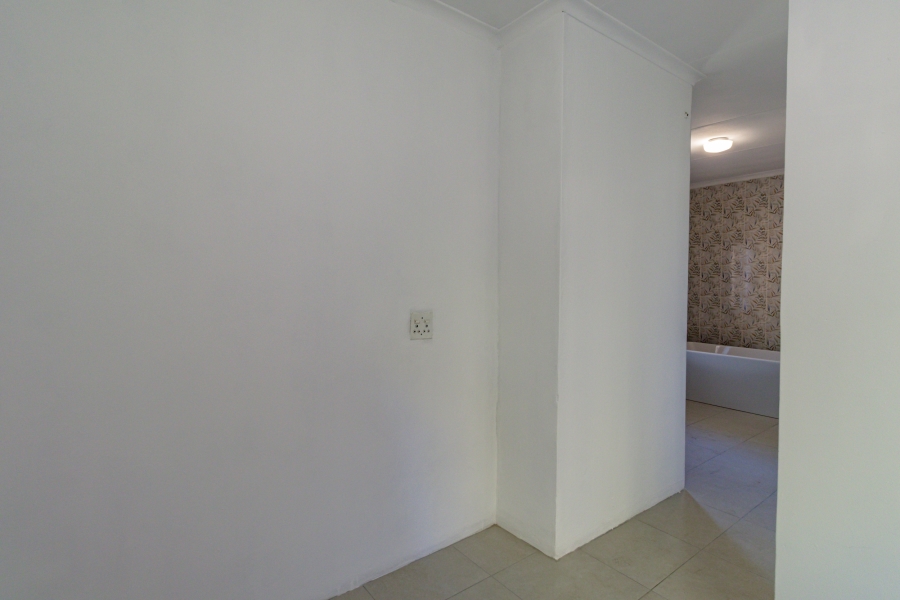 5 Bedroom Property for Sale in Zwartkop Gauteng