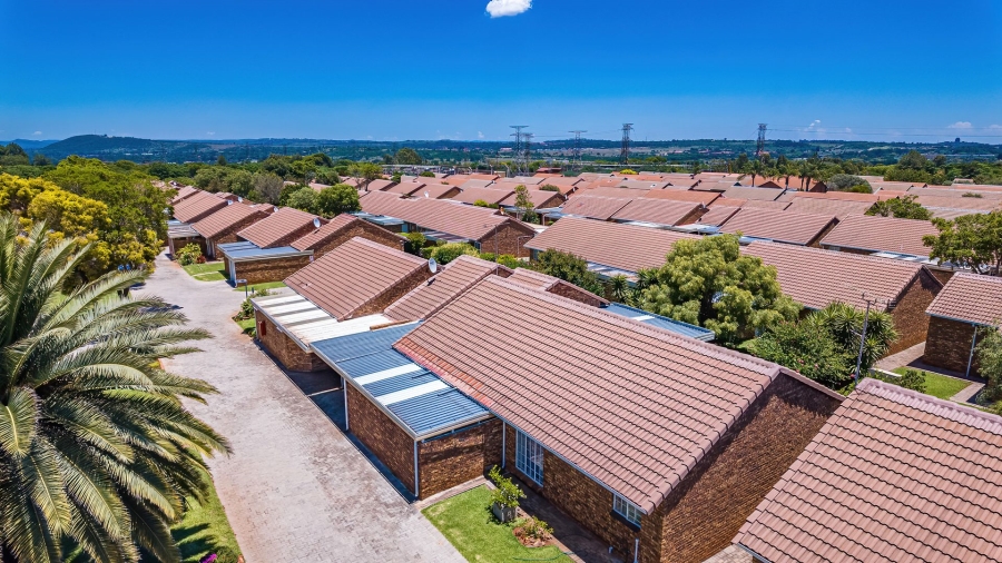 2 Bedroom Property for Sale in Die Hoewes Gauteng