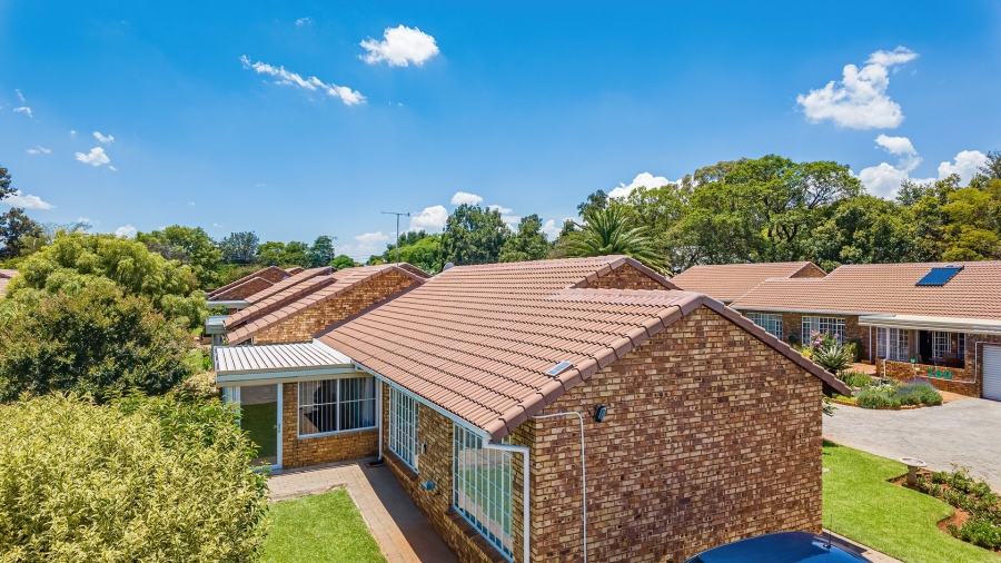 2 Bedroom Property for Sale in Die Hoewes Gauteng