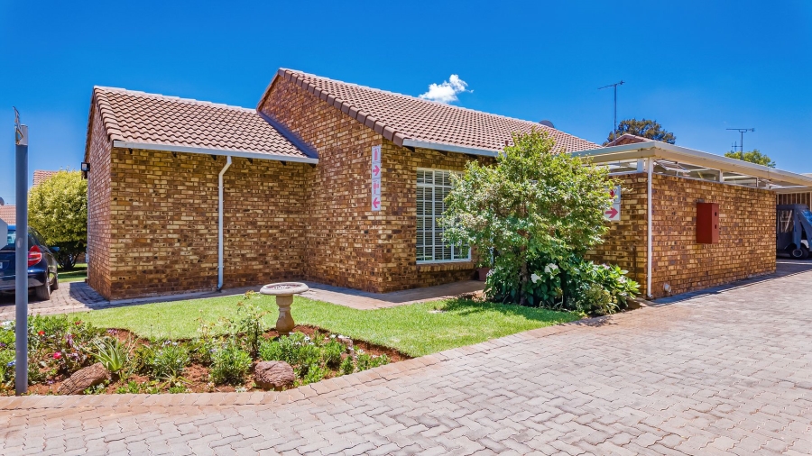 2 Bedroom Property for Sale in Die Hoewes Gauteng