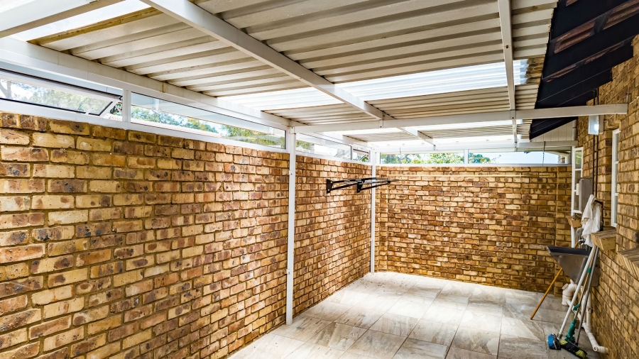 2 Bedroom Property for Sale in Die Hoewes Gauteng