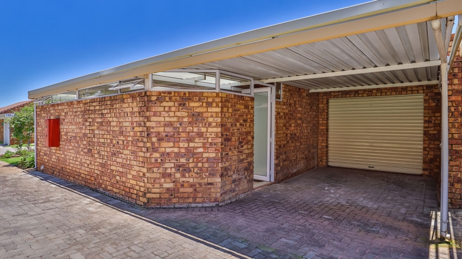 2 Bedroom Property for Sale in Die Hoewes Gauteng