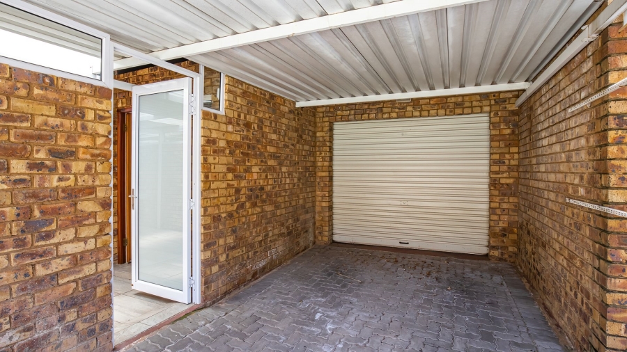 2 Bedroom Property for Sale in Die Hoewes Gauteng