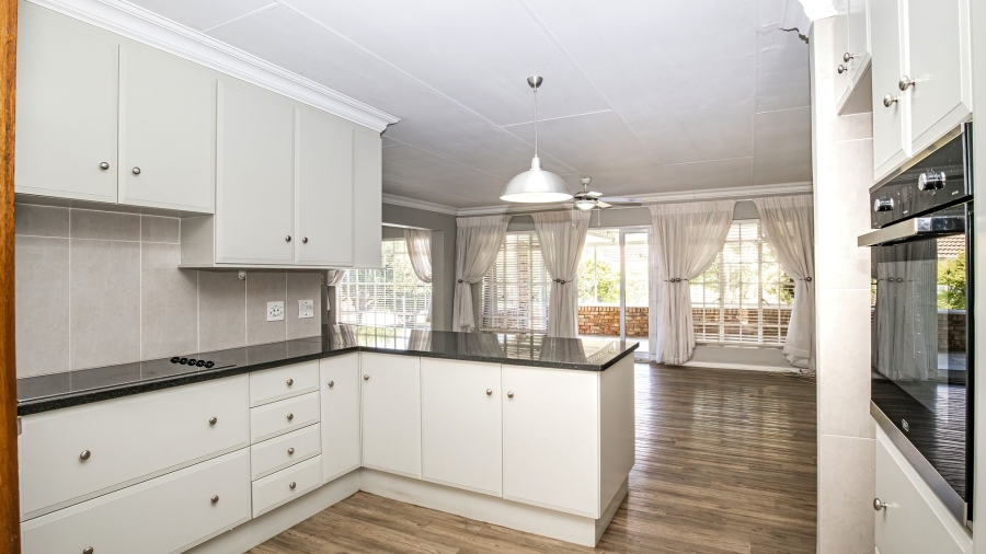 2 Bedroom Property for Sale in Die Hoewes Gauteng