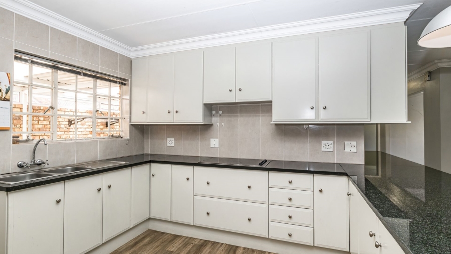 2 Bedroom Property for Sale in Die Hoewes Gauteng