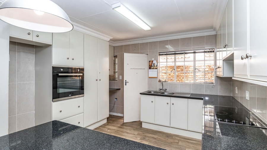 2 Bedroom Property for Sale in Die Hoewes Gauteng