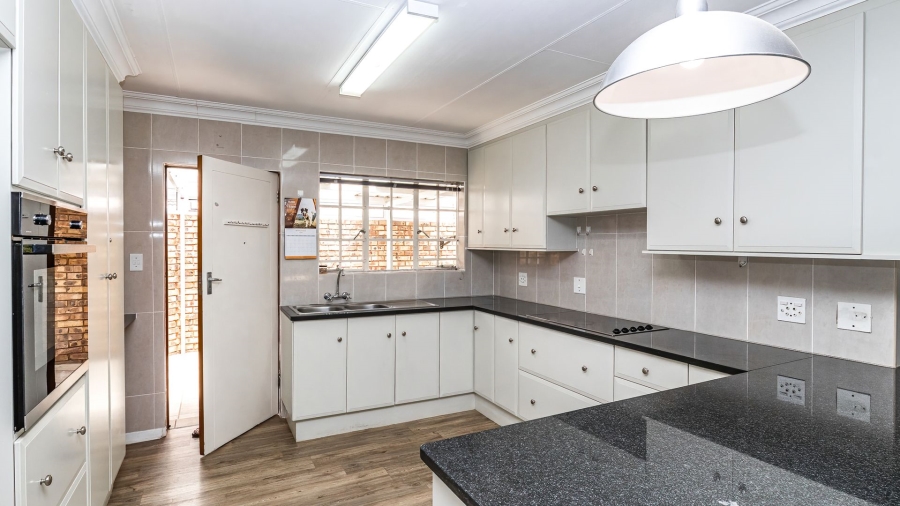 2 Bedroom Property for Sale in Die Hoewes Gauteng