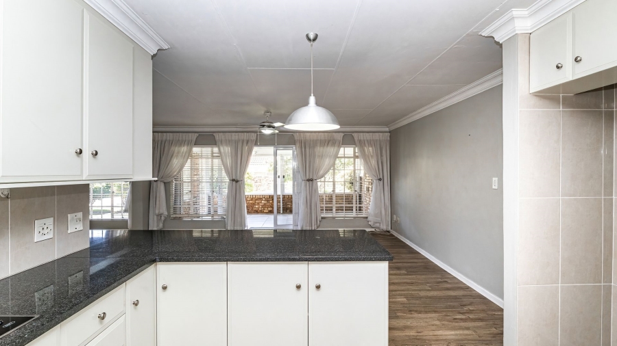 2 Bedroom Property for Sale in Die Hoewes Gauteng