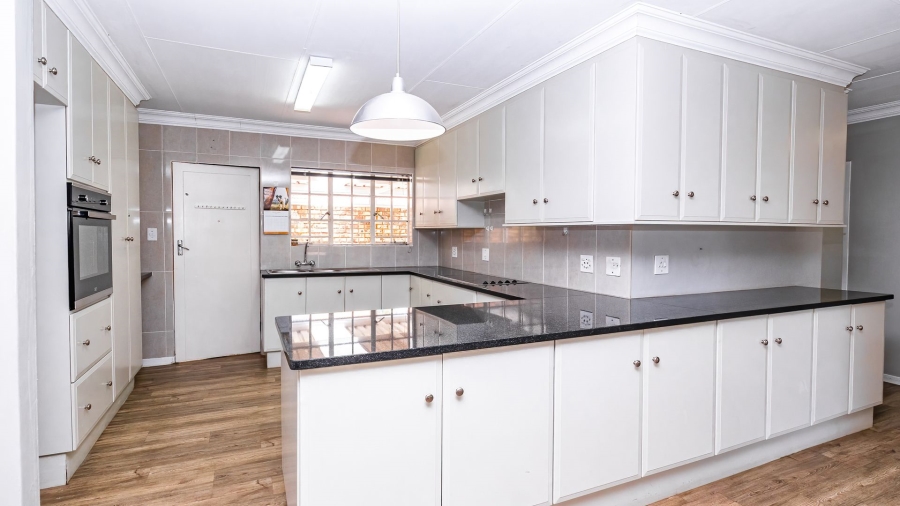 2 Bedroom Property for Sale in Die Hoewes Gauteng