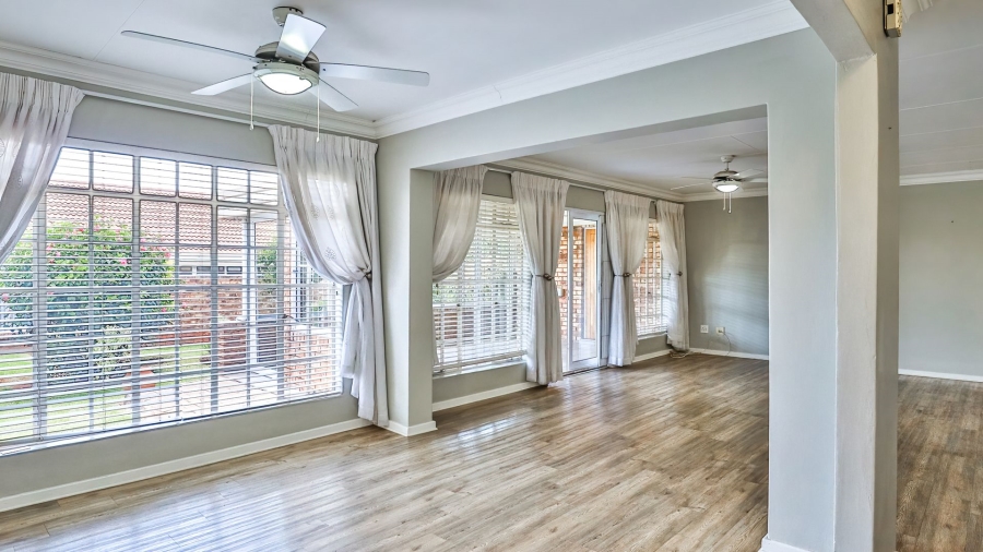 2 Bedroom Property for Sale in Die Hoewes Gauteng