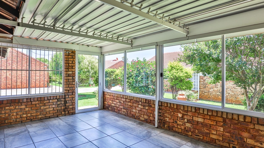 2 Bedroom Property for Sale in Die Hoewes Gauteng