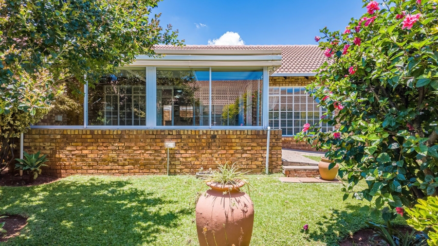 2 Bedroom Property for Sale in Die Hoewes Gauteng