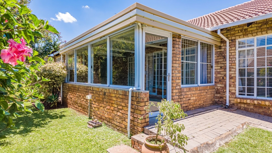 2 Bedroom Property for Sale in Die Hoewes Gauteng