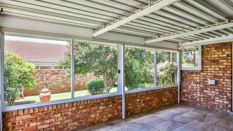 2 Bedroom Property for Sale in Die Hoewes Gauteng