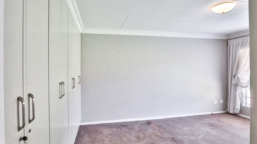 2 Bedroom Property for Sale in Die Hoewes Gauteng