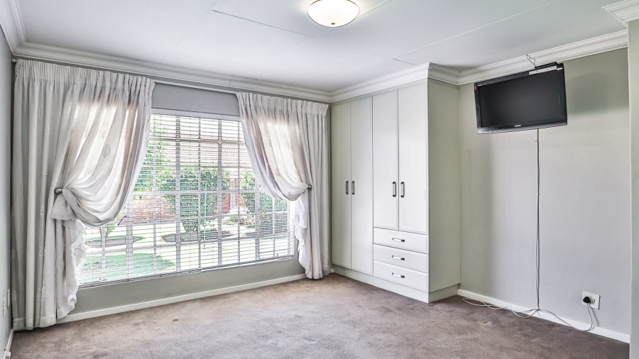 2 Bedroom Property for Sale in Die Hoewes Gauteng