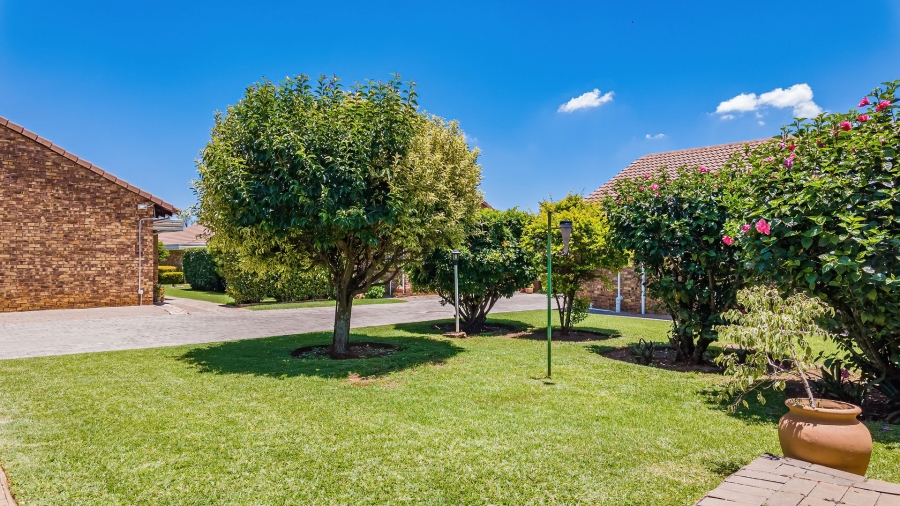 2 Bedroom Property for Sale in Die Hoewes Gauteng