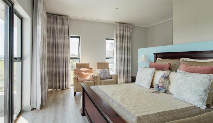 5 Bedroom Property for Sale in Copperleaf Estate Gauteng