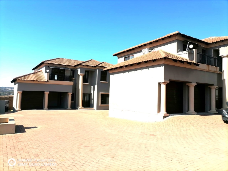 6 Bedroom Property for Sale in Thatchfield Close Gauteng
