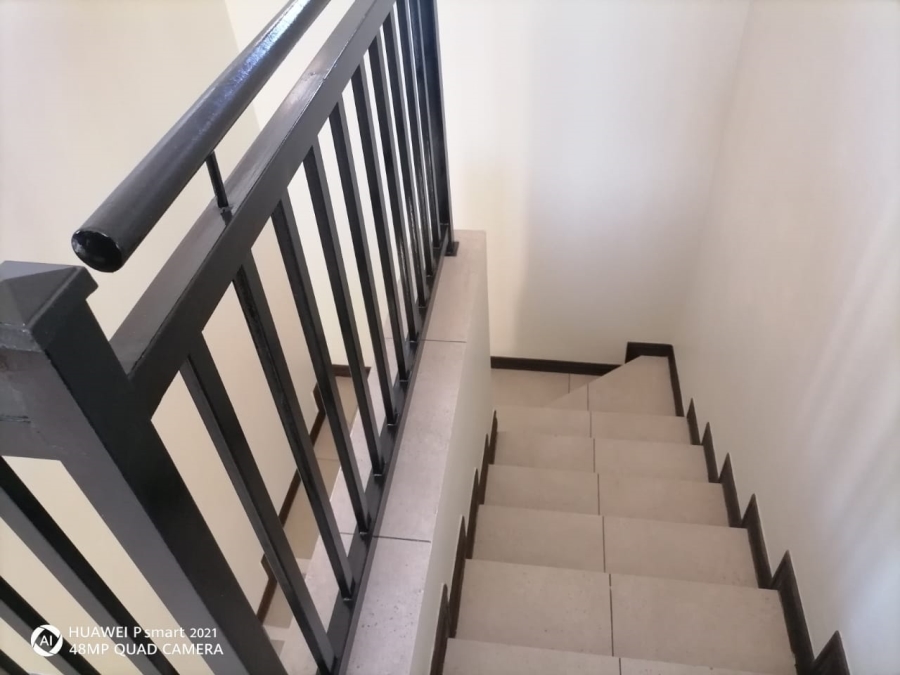 6 Bedroom Property for Sale in Thatchfield Close Gauteng