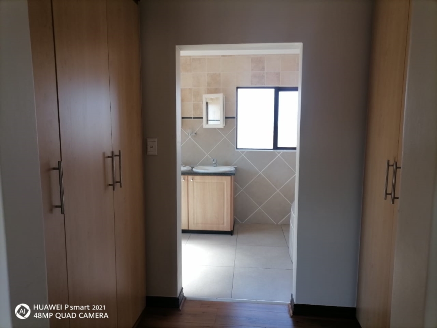 6 Bedroom Property for Sale in Thatchfield Close Gauteng