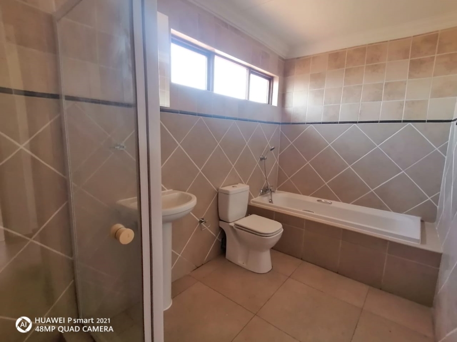 6 Bedroom Property for Sale in Thatchfield Close Gauteng