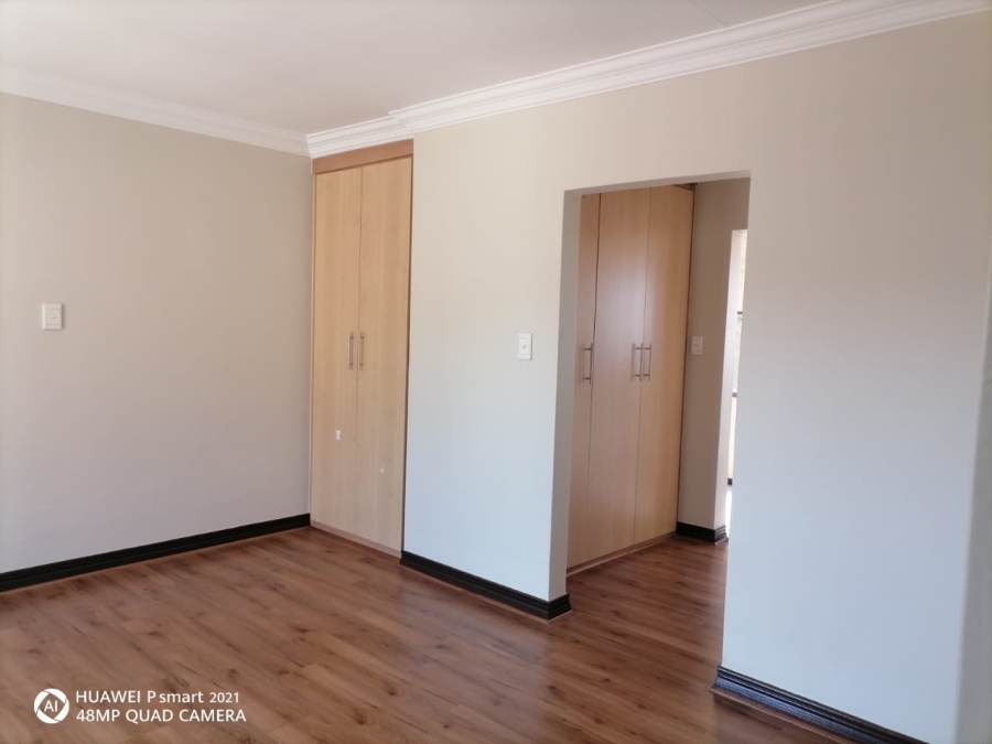 6 Bedroom Property for Sale in Thatchfield Close Gauteng