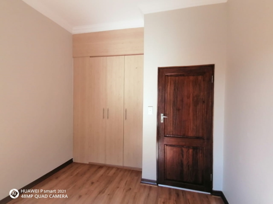 6 Bedroom Property for Sale in Thatchfield Close Gauteng