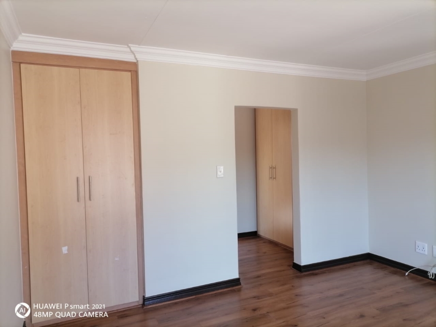 6 Bedroom Property for Sale in Thatchfield Close Gauteng