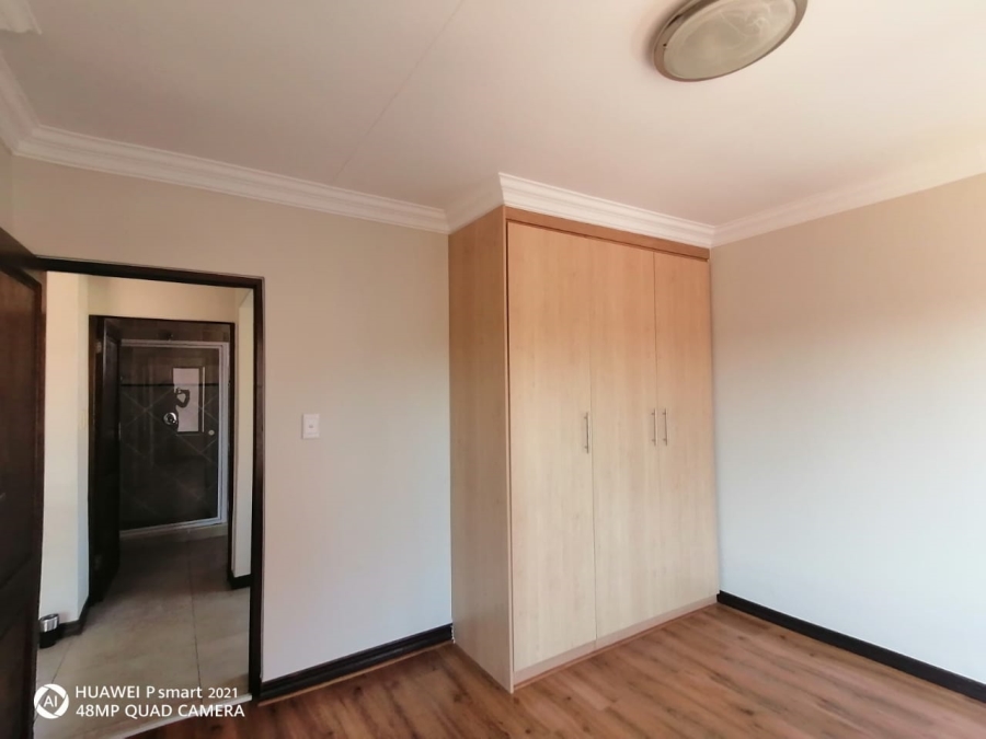 6 Bedroom Property for Sale in Thatchfield Close Gauteng