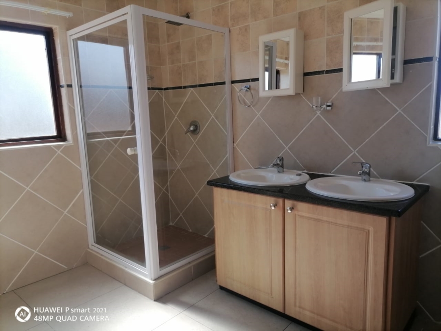 6 Bedroom Property for Sale in Thatchfield Close Gauteng