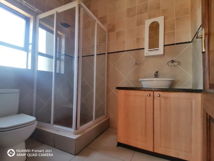 6 Bedroom Property for Sale in Thatchfield Close Gauteng