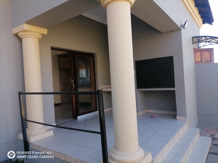 6 Bedroom Property for Sale in Thatchfield Close Gauteng