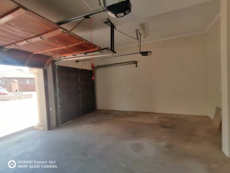 6 Bedroom Property for Sale in Thatchfield Close Gauteng