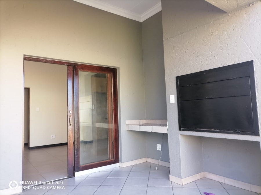 6 Bedroom Property for Sale in Thatchfield Close Gauteng