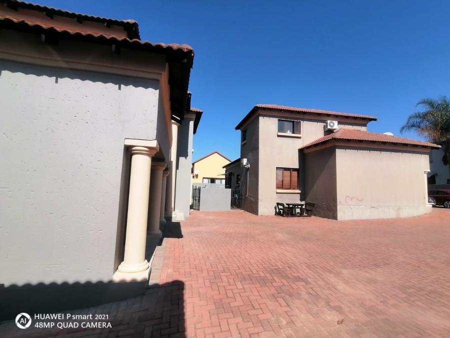 6 Bedroom Property for Sale in Thatchfield Close Gauteng