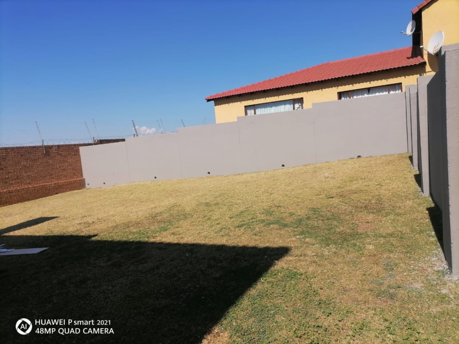6 Bedroom Property for Sale in Thatchfield Close Gauteng
