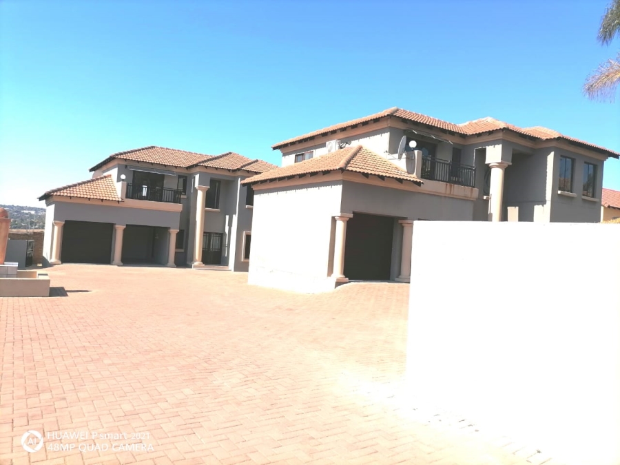 6 Bedroom Property for Sale in Thatchfield Close Gauteng