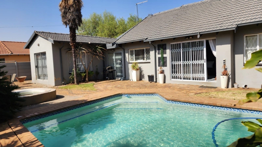 To Let 4 Bedroom Property for Rent in Parkrand Gauteng
