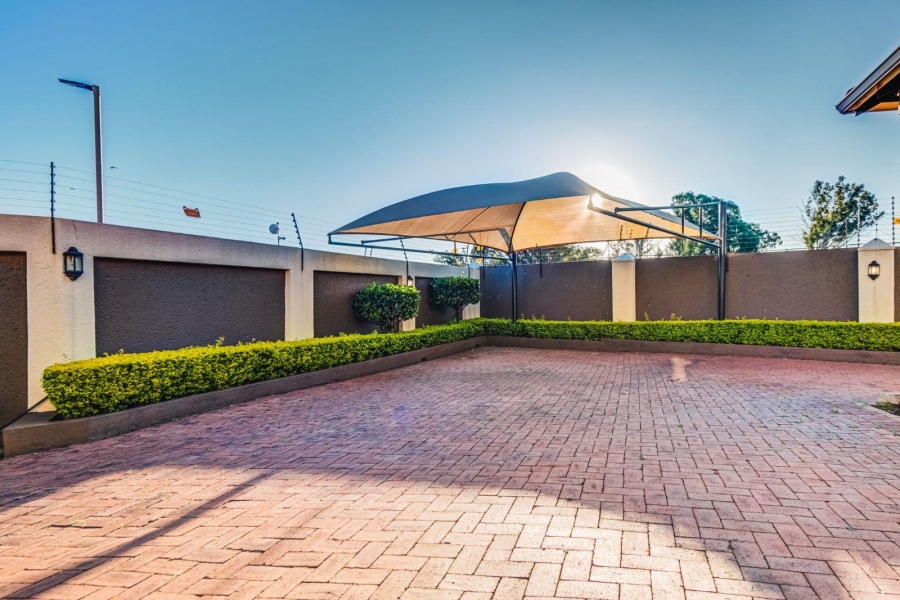 7 Bedroom Property for Sale in Helderwyk Gauteng