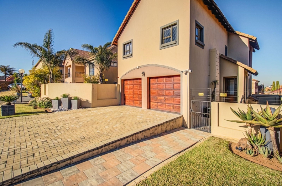 2 Bedroom Property for Sale in Glen Marais Gauteng