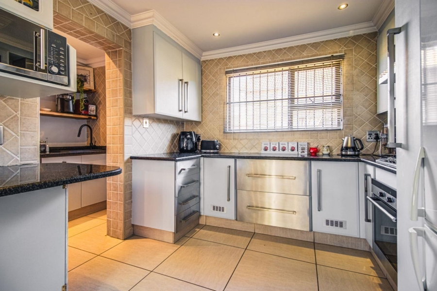 2 Bedroom Property for Sale in Glen Marais Gauteng