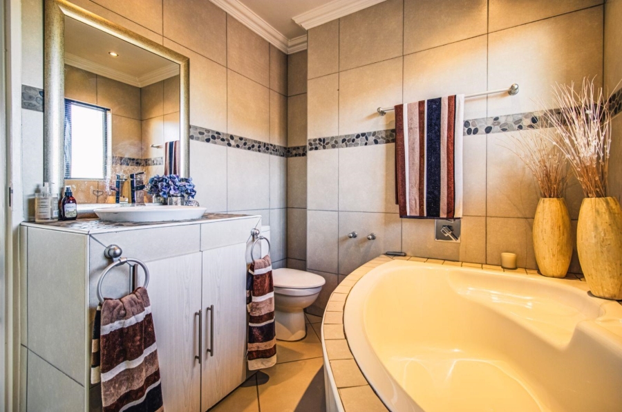 2 Bedroom Property for Sale in Glen Marais Gauteng