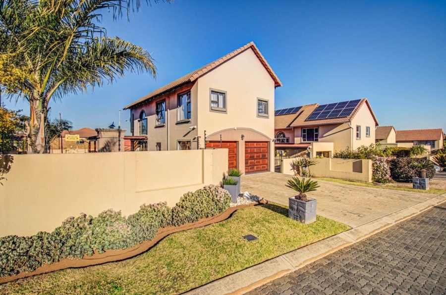 2 Bedroom Property for Sale in Glen Marais Gauteng