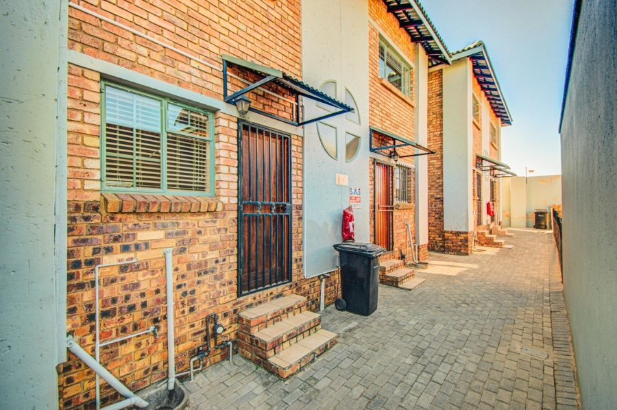 2 Bedroom Property for Sale in Farrar Park Gauteng