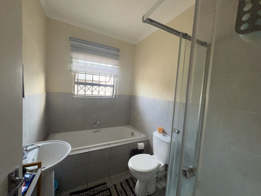 3 Bedroom Property for Sale in Azaadville Gardens Gauteng
