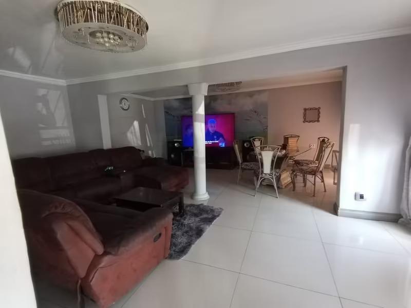 5 Bedroom Property for Sale in Bloubosrand Gauteng