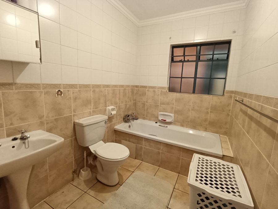 3 Bedroom Property for Sale in Die Hoewes Gauteng
